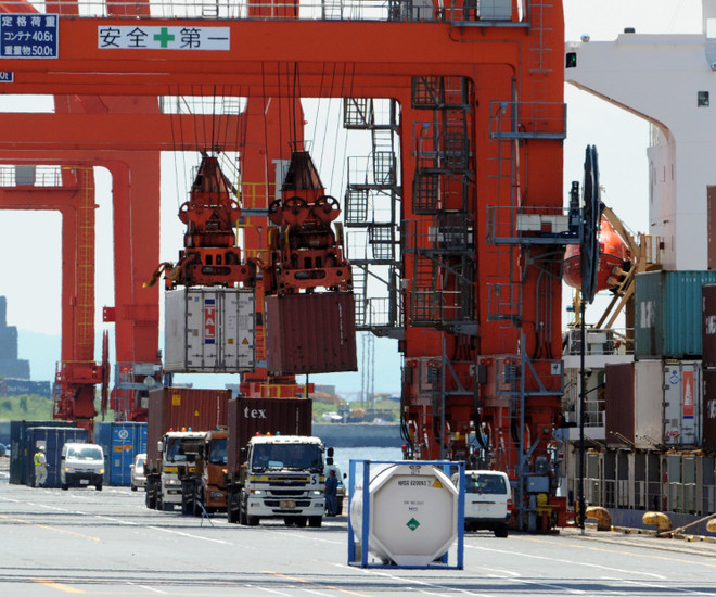 Bốc xếp hàng hóa ở cảng Tokyo, Nhật Bản. (Nguồn: AFP/TTXVN) Nhật Bản thâm hụt thương mại kỷ lục trong năm 2013 ảnh 1