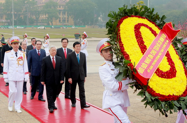 Đoàn đại biểu Đảng, Nhà nước, Mặt trận Tổ quốc Việt Nam, Bộ Quốc phòng, Bộ Công An và Thành phố Hà Nội do Tổng Bí thư Nguyễn Phú Trọng dẫn đầu đến đặt vòng hoa, vào Lăng viếng Chủ tịch Hồ Chí Minh. Ảnh: Lâm Khánh - TTXVN Lãnh đạo Đảng, Nhà nước viếng Lăng Hồ Chủ tịch dịp Tết ảnh 1