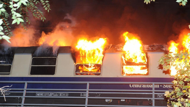 Đức: Cháy tàu điện chở các cổ động viên bóng đá tại thủ đô Berlin ảnh 1