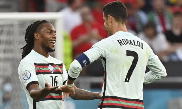 Renato Sanches (trái) đã đóng góp đáng kể vào các bàn thắng của Cristiano Ronaldo trong chiến thắng mở màn của Bồ Đào Nha tại EURO 2020. (Nguồn: theguardian.com) Renato Sanches - làm lại sự nghiệp trong màu áo Bồ Đào Nha ảnh 1