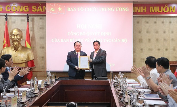 Ông Phạm Minh Chính, Ủy viên Bộ Chính trị, Bí thư Trung ương Đảng, Trưởng Ban Tổ chức Trung ương trao quyết định bổ nhiệm của Ban Bí thư Trung ương Đảng cho ông Quản Minh Cường. Ban Bí thư bổ nhiệm Phó Trưởng Ban Tổ chức Trung ương ảnh 1