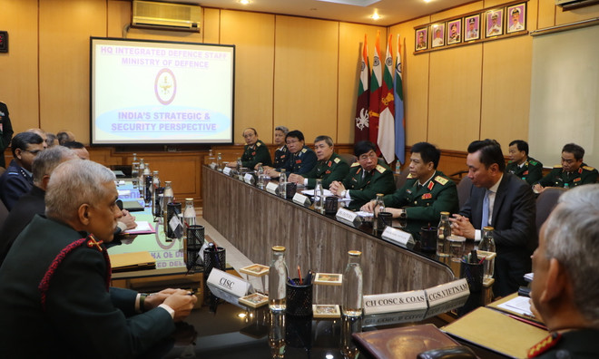 Quang cảnh hội đàm giữa Thượng tướng Phan Văn Giang và Đại tướng Bipin Rawat. (Ảnh: Huy Lê/Vietnam+) Phát triển nội hàm quan hệ đối tác chiến lược toàn diện Việt Nam-Ấn Độ ảnh 2