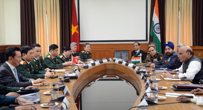 Thượng tướng Phan Văn Giang chào xã giao và trao đổi với Bộ trưởng Quốc phòng Ấn Độ Rajnath Singh. (Ảnh: Huy Lê/Vietnam+) Phát triển nội hàm quan hệ đối tác chiến lược toàn diện Việt Nam-Ấn Độ ảnh 3
