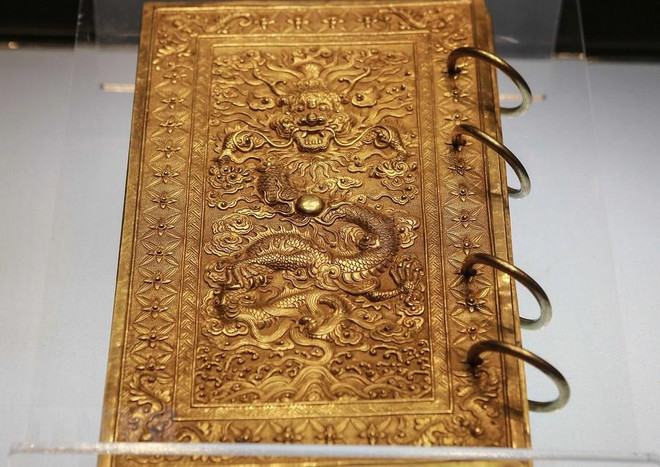 Kim sách bạc mạ vàng, niên hiệu Bảo Đại thứ 9 (1934). (Ảnh: Hà My/TTXVN phát) Triển lãm các cổ vật Triều Nguyễn tại Sydney thu hút người xem ảnh 1