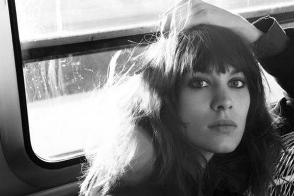 Alexa Chung: “Tôi cầu kỳ với thời trang nhưng giản đơn chuyện làm đẹp ảnh 6