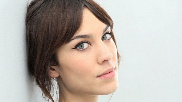 Alexa Chung: “Tôi cầu kỳ với thời trang nhưng giản đơn chuyện làm đẹp ảnh 1