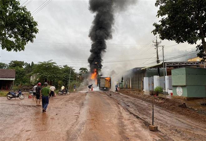 Bình Phước: Xe bồn chở xăng và xe tải bốc cháy, 1 tài xế bỏng nặng ảnh 1