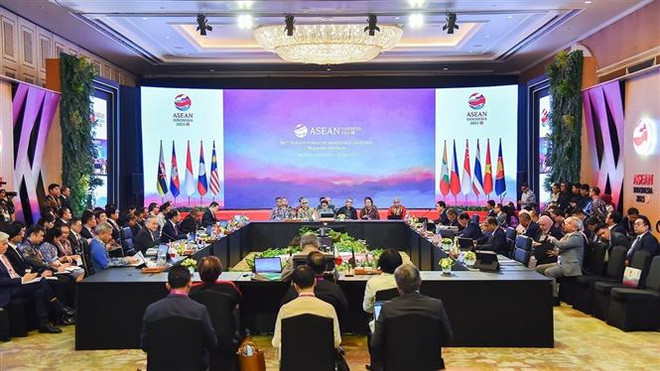 Hội nghị AMM-56 với trọng tâm thảo luận về tiến trình xây dựng Cộng đồng ASEAN, triển khai Tầm nhìn ASEAN về Ấn Độ Dương-Thái Bình Dương, quan hệ đối ngoại và cấu trúc khu vực. (Ảnh:TTXVN phát) Quan chức Mỹ-Trung lên kế hoạch tiếp xúc bên lề Hội nghị AMM-56 ảnh 1
