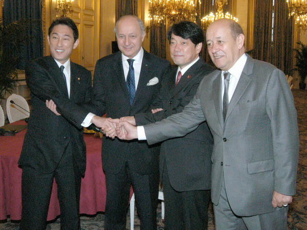 (Từ trái sang) Ngoại trưởng Nhật Bản Fumio Kishida, Ngoại trưởng Pháp Laurent Fabius, Bộ trưởng Quốc phòng Nhật Bản Itsunori Onodera, Bộ trưởng Quốc phòng Pháp Jean-Yves Le Drian trước cuộc họp. (Nguồn: Kyodo/TTXVN) Pháp-Nhật chia sẻ thông tin xuất khẩu thiết bị quân sự ảnh 1