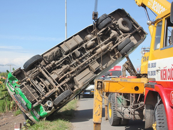 Xe chở gas bị lật giữa đèo Hải Vân gây ách tắc kéo dài ảnh 1