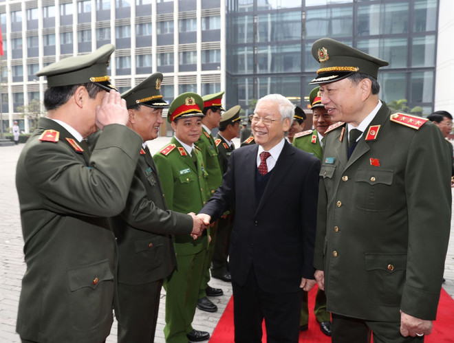 Tổng Bí thư Nguyễn Phú Trọng và Bộ trưởng Bộ Công an Tô Lâm với các đại biểu dự hội nghị. (Ảnh: Trí Dũng/TTXVN) Tổng Bí thư: Siết chặt kỷ cương, kỷ luật trong lực lượng công an ảnh 1