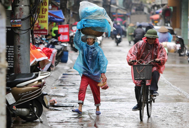 Mưa bao trùm trên cả nước, đề phòng lốc xoáy tại Nam Biển Đông ảnh 1