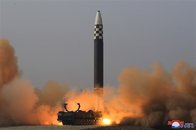 Tên lửa đạn đạo xuyên lục địa Hwasong-17 được phóng thử từ sân bay quốc tế Bình Nhưỡng ngày 24/3/2022, trong một bức ảnh do Hãng thông tấn Trung ương Triều Tiên đăng phát. (Ảnh: KCNA/TTXVN) ICBM do Triều Tiên công bố có thể là hình ảnh từ vụ phóng trước đó ảnh 1
