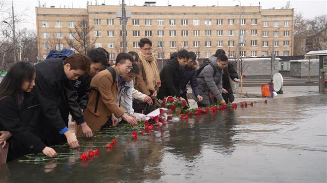 Lễ dâng hoa kỷ niệm 91 năm thành lập Đoàn TNCS Hồ Chí Minh tại Nga ảnh 2