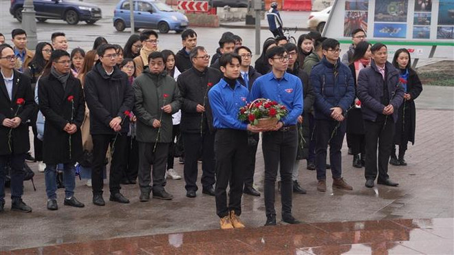 Lễ dâng hoa kỷ niệm 91 năm thành lập Đoàn TNCS Hồ Chí Minh tại Nga ảnh 1