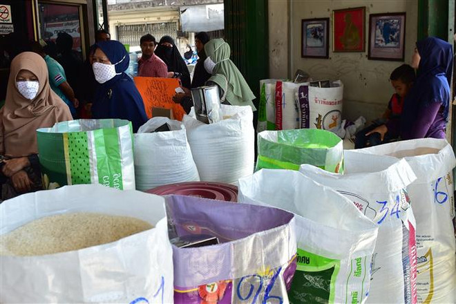Gạo được bày bán tại cửa hàng ở Narathiwat, miền nam Thái Lan. (Ảnh: AFP/TTXVN) Giá gạo Ấn Độ và Thái Lan đều giảm do đồng nội tệ yếu đi ảnh 1