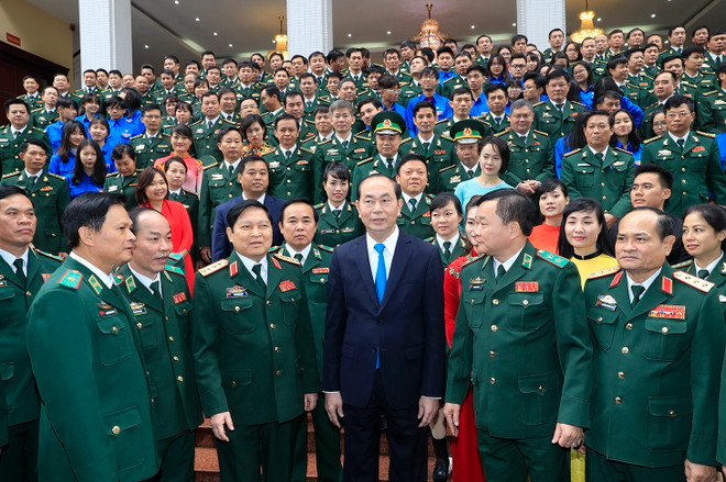 Chủ tịch nước Trần Đại Quang với cán bộ, chiến sỹ, sỹ quan chỉ huy của Bộ Tư lệnh Bộ đội Biên phòng. (Ảnh: Nhan Sáng/TTXVN) Chủ tịch nước: Không để phức tạp tình hình khu vực biên giới ảnh 1