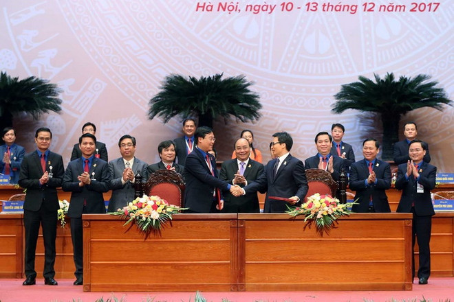 Thủ tướng Nguyễn Xuân Phúc chứng kiến lễ ký Nghị quyết liên tịch về Quy chế phối hợp giữa Chính phủ với Ban Chấp hành Trung ương Đoàn Thanh niên Cộng sản Hồ Chí Minh giai đoạn 2017-2022. (Nguồn: TTXVN) Thủ tướng: Nhiều bạn trẻ sẽ là những “chiến binh khởi nghiệp" ảnh 2