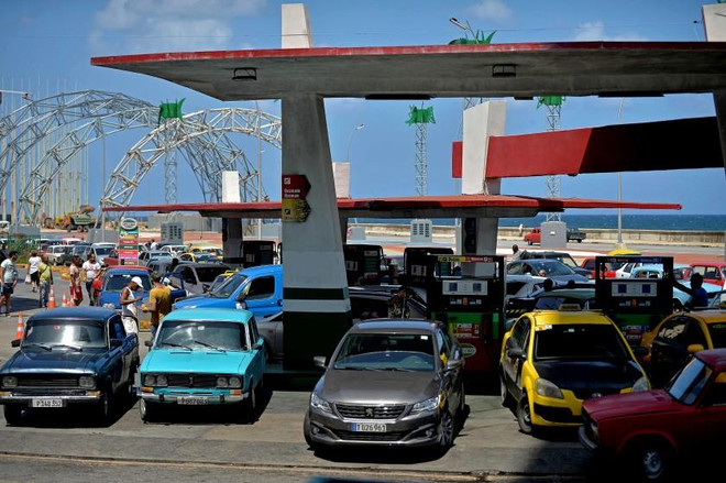 Một cây xăng ở thủ đô La Habana, Cuba. (Nguồn: AFP) Cuba gồng mình trong cuộc khủng hoảng năng lượng ảnh 1