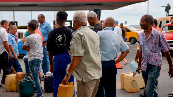 Người dân xếp hàng mua xăng dầu ở La Habana. (Nguồn: AFP) Cuba gồng mình trong cuộc khủng hoảng năng lượng ảnh 2