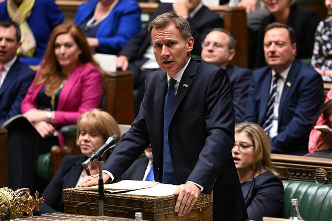 Anh công bố kế hoạch tài chính trung hạn, siết chặt chi tiêu công ảnh 1