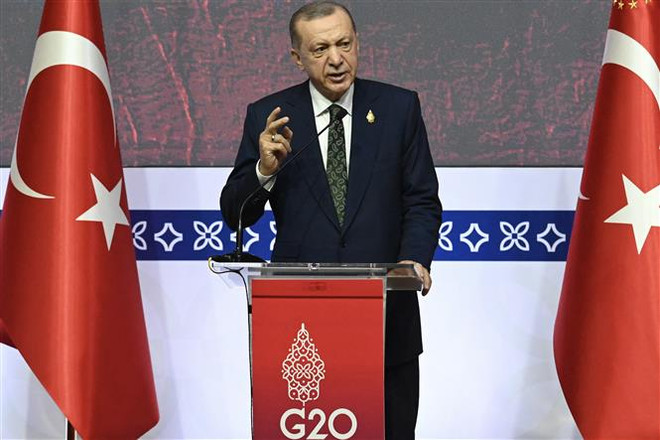 Tổng thống Thổ Nhĩ Kỳ Recep Tayip Erdogan phát biểu tại cuộc họp báo ở Bali (Indonesia), ngày 16/11/2022. (Ảnh: AFP/TTXVN) Thổ Nhĩ Kỳ kêu gọi nối lại đàm phán giải quyết xung đột Nga-Ukraine ảnh 1