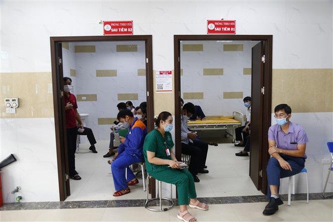 Một khu vực theo dõi biến chứng sau khi tiêm vaccine ngừa COVID-19, tại tỉnh Tuyên Quang. (Ảnh: Nam Sương/TTXVN) Tuyên Quang, Phú Yên đảm bảo cách ly an toàn khi đón công dân trở về ảnh 1