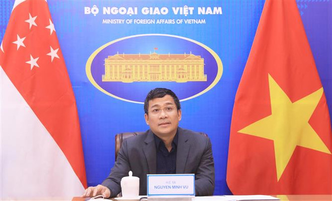 Thứ trưởng Ngoại giao Nguyễn Minh Vũ phát biểu trong cuộc hội đàm trực tuyến với Bí thư Thường trực Bộ Ngoại giao Singapore Chee Wee Kiong, ngày 13/9/2021. (Ảnh: Lâm Khánh/TTXVN) "Việt Nam mong muốn Singapore hỗ trợ vaccine sớm nhất có thể" ảnh 1