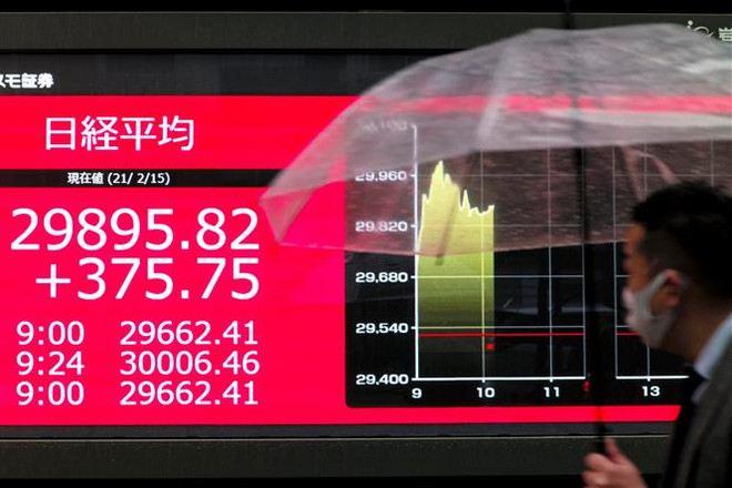 Bảng điện tử chỉ số chứng khoán của Nhật Bản tại sàn giao dịch Tokyo, ngày 15/2/2021. (Ảnh: AFP/TTXVN) Chứng khoán châu Á biến động trái chiều trong phiên giao dịch 13/9 ảnh 1