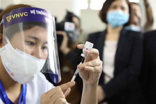 Tiêm vaccine phòng COVID-19 tại Bệnh viện Thanh Nhàn (Hà Nội). (Ảnh: Minh Quyết/TTXVN) 1.000 cán bộ y tế BV Bạch Mai hỗ trợ Hà Nội xét nghiệm "thần tốc" ảnh 1
