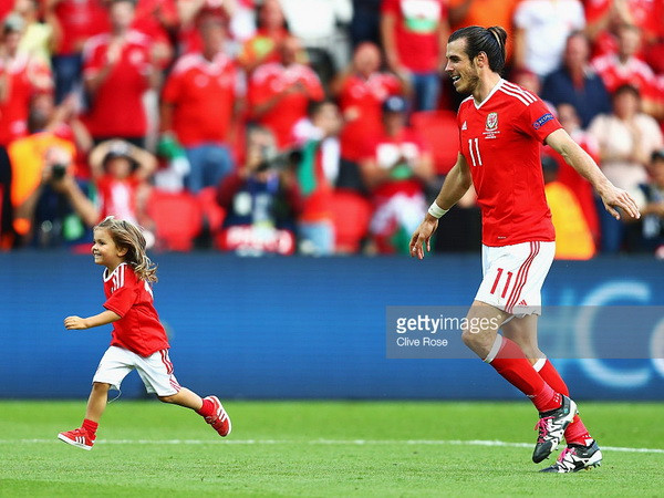UEFA cảnh báo thói quen mang con xuống sân của cầu thủ Xứ Wales ảnh 1