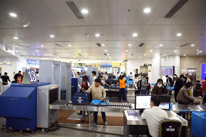 Truy tố Việt kiều vận chuyển trái phép điện thoại qua biên giới ảnh 1