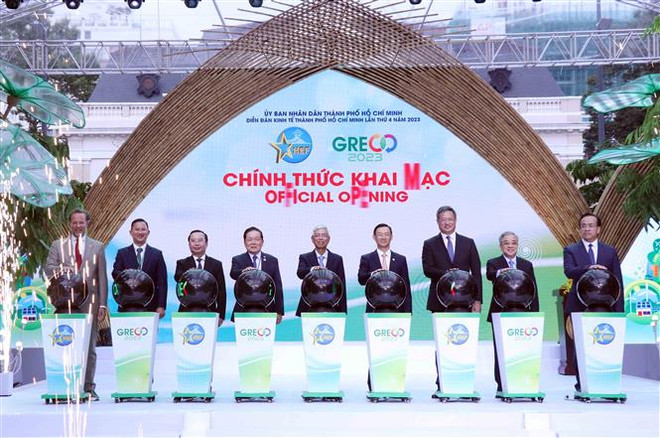 Nghi lễ ấn nút khai mạc Không gian Triển lãm Sản phẩm, Dịch vụ Tăng trưởng Xanh. (Ảnh: Xuân Khu/TTXVN) Không gian Triển lãm Sản phẩm, Dịch vụ Tăng trưởng Xanh ở TP.HCM ảnh 1