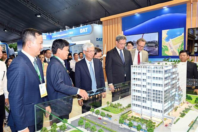 Ông Võ Văn Hoan (thứ ba, trái) - Phó Chủ tịch Ủy ban Nhân dân Thành phố Hồ Chí Minh tham quan các gian hàng tại Triển lãm. (Ảnh: Xuân Khu/TTXVN) Không gian Triển lãm Sản phẩm, Dịch vụ Tăng trưởng Xanh ở TP.HCM ảnh 2