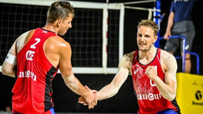Tuyển thủ Ondrej Perusic (phải) trong một trận đấu bóng. (Nguồn: indiatoday.in) Olympic Tokyo: Một tuyển thủ bóng chuyền Séc có xét nghiệm dương tính ảnh 1