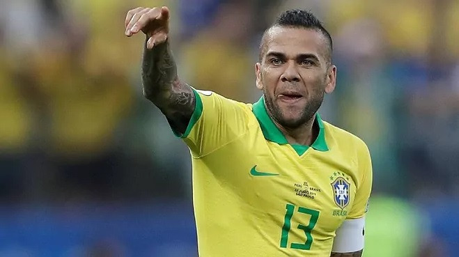 HLV lý giải quyết định gọi Dani Alves vào đội tuyển Brazil ảnh 1