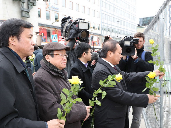 Đoàn đại biểu Quốc hội Việt Nam tưởng niệm nạn nhân khủng bố Stockholm ảnh 1