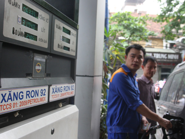 Giá xăng RON 92 giảm tiếp 500 đồng mỗi lít từ 16 giờ chiều 7/8 ảnh 1