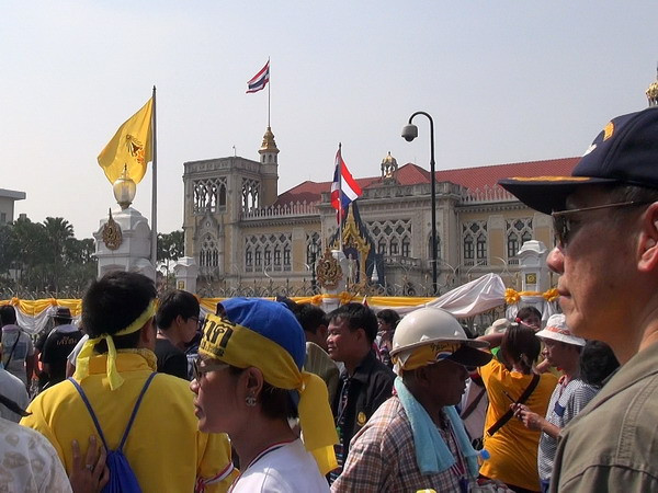 Video, ảnh người biểu tình Thái vây tòa nhà chính phủ ảnh 2