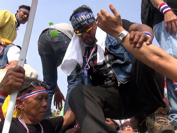 Video, ảnh người biểu tình Thái vây tòa nhà chính phủ ảnh 4