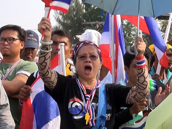 Video, ảnh người biểu tình Thái vây tòa nhà chính phủ ảnh 3