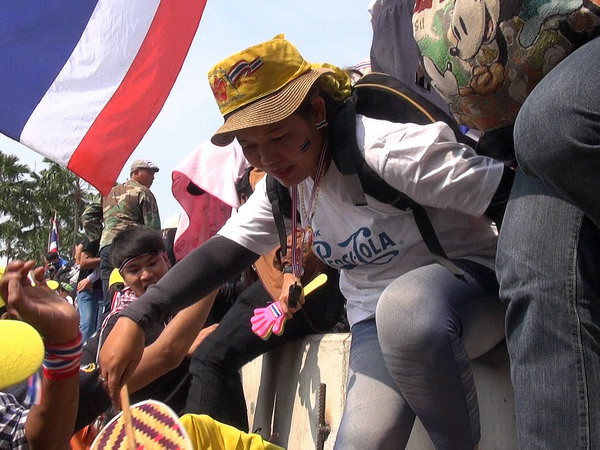 Video, ảnh người biểu tình Thái vây tòa nhà chính phủ ảnh 1