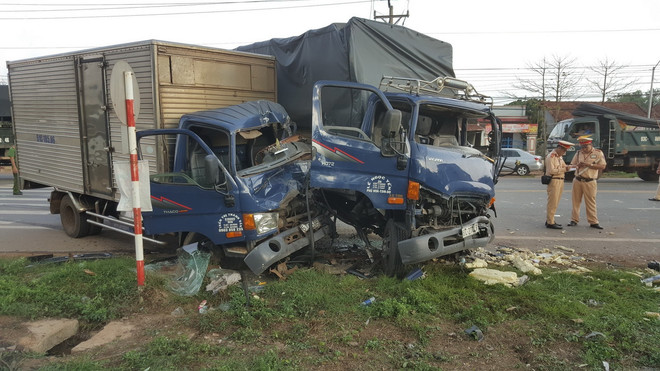 3 xe tải đâm nhau liên hoàn, 4 người bị thương nặng ở Bình Phước ảnh 1