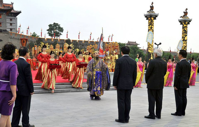 [Photo] Trung Quốc đón Thủ tướng Ấn Độ bằng nghi thức thời Đường ảnh 2