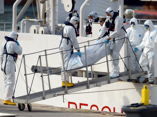 Người tị nạn Algeria phá cửa máy bay để trốn lệnh trục xuất ảnh 1