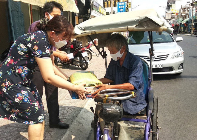 Hỗ trợ người bán vé số vơi đi khó khăn do ảnh hưởng của dịch COVID-19 ảnh 1