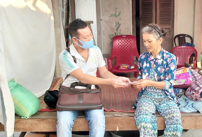 Hỗ trợ người bán vé số vơi đi khó khăn do ảnh hưởng của dịch COVID-19 ảnh 2