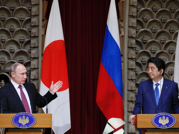 Tổng thống Nga Vladimir Putin (trái) và Thủ tướng Nhật Bản Shinzo Abe (phải) trong cuộc họp báo ở Tokyo ngày 16/12. (Nguồn: AP/TTXVN) Nga-Nhật nhất trí đàm phán về hoạt động trên các đảo tranh chấp ảnh 1