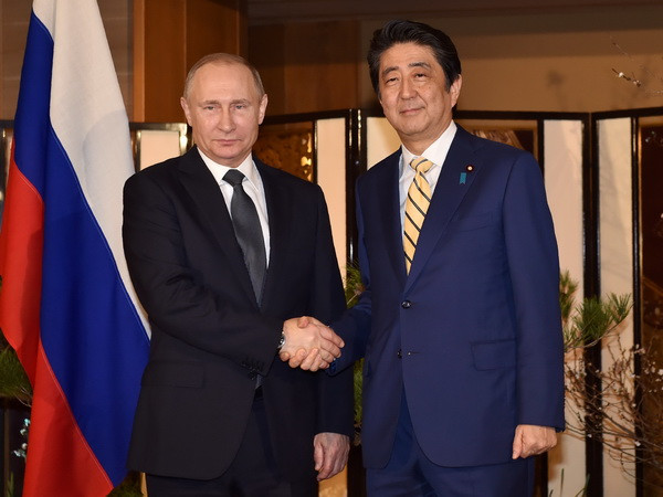 Thủ tướng Nhật Bản Shinzo Abe (phải) đã có cuộc hội đàm với Tổng thống Nga Vladimir Putin (trái). (Nguồn: AFP/TTXVN) Lãnh đạo Nga và Nhật Bản đàm phán về kế hoạch hợp tác kinh tế ảnh 1