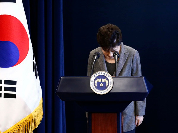 Tổng thống Park Geun-hye xin lỗi người dân trong bài phát biểu trực tiếp trên truyền hình về vụ bê bối chính trị liên quan đến người bạn thân Choi Soon-sil, tại Seoul ngày 29/11. (Nguồn: EPA/TTXVN) Nhiều thành viên cấp cao đảng cầm quyền Hàn Quốc đồng loạt từ chức ảnh 1